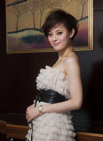 女大明星,女大明星与小巷中的隐藏瑰宝，一家特色小店的魅力之旅